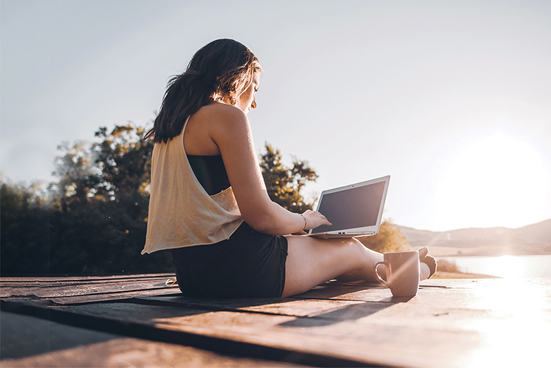 Woman_Dock_Laptop