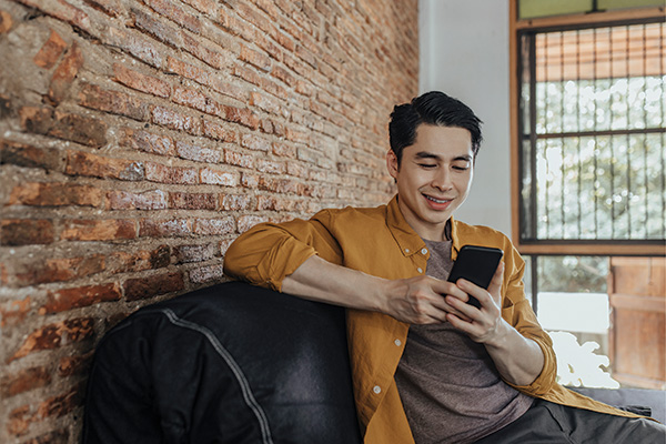 Man_Couch_Phone_Web_2 Man_Couch_Phone_Web_2